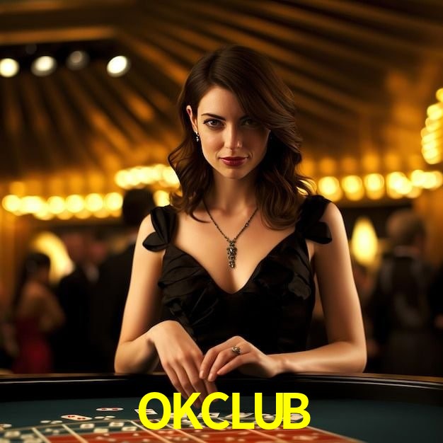 Escena dinámica inspirada en casino con iluminación OKCLUB, cartas, fichas e íconos de juegos digitales en un espacio moderno de juegos.